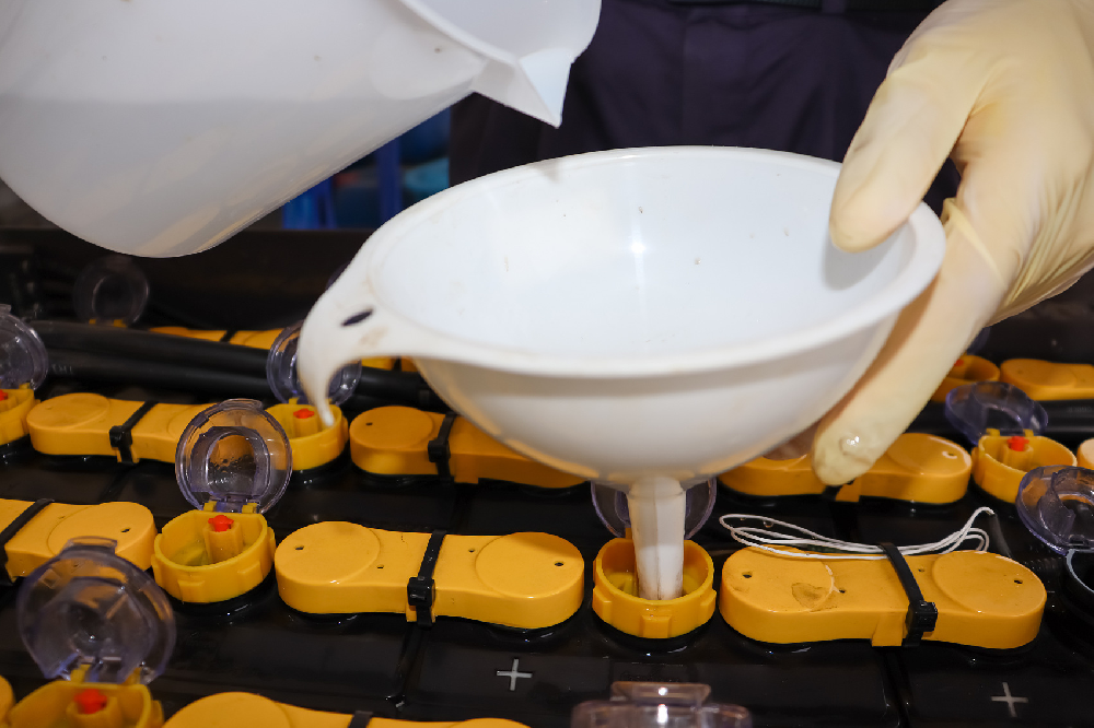 電瓶里面沒水了應如何處理？缺水會對電瓶造成何種損害？